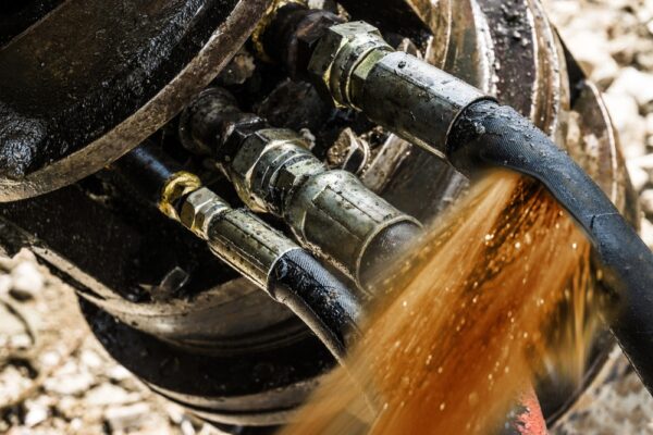 Hydraulic-leakage-600x400.jpeg Hydraulic-leakage-600x400.jpeg